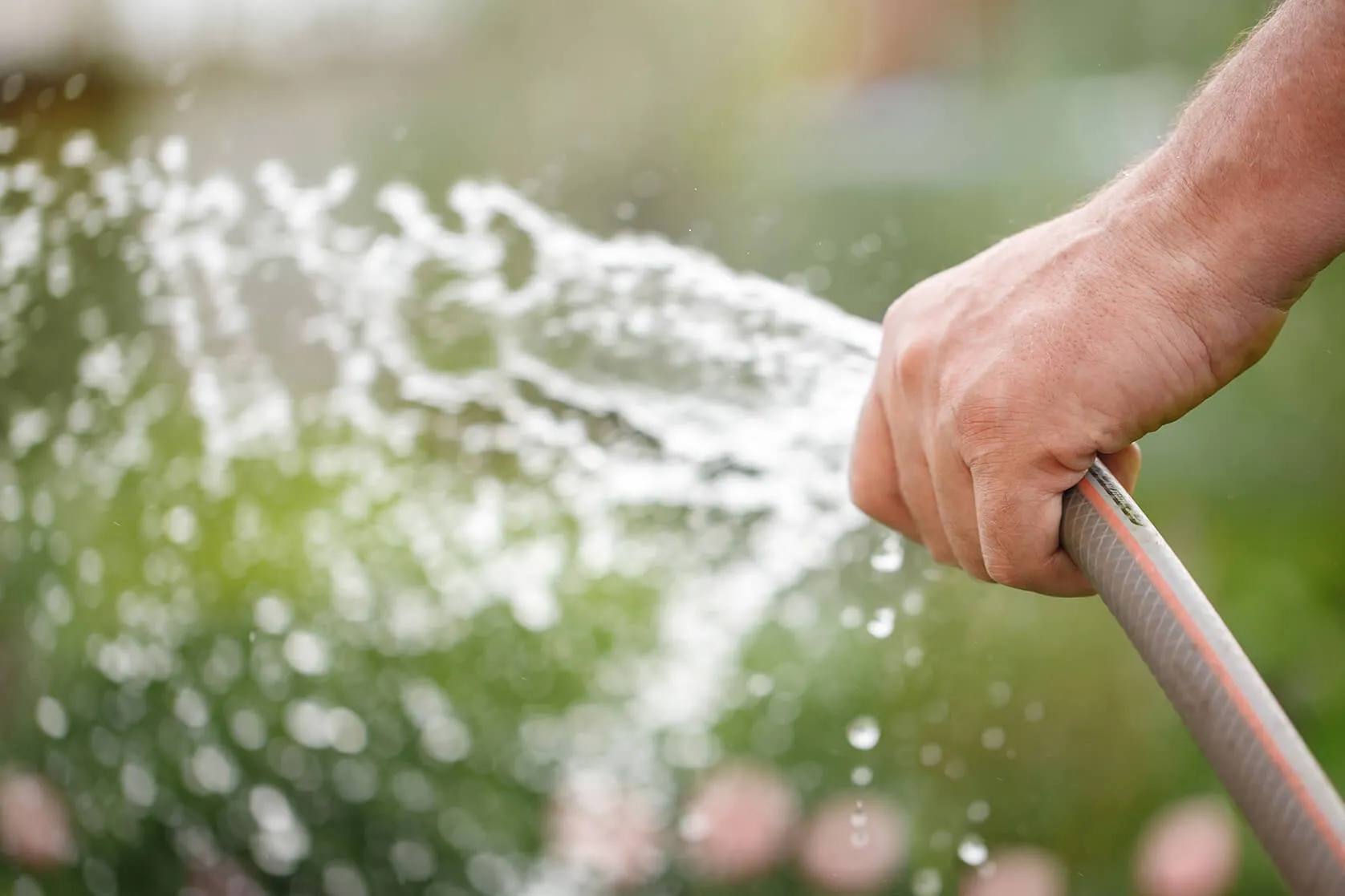 Regenwassernutzung im Haus - Regenwasser Aufbereitung für Toilettenspülung und Bewässerung