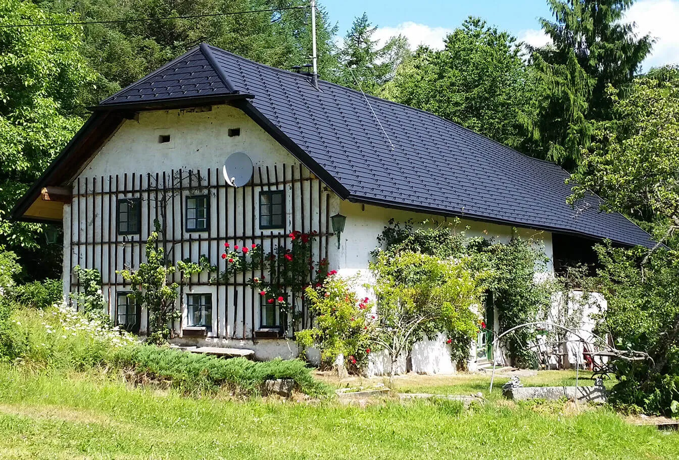 Dachsanierung - neue Dachdeckung auf altem Gebäude