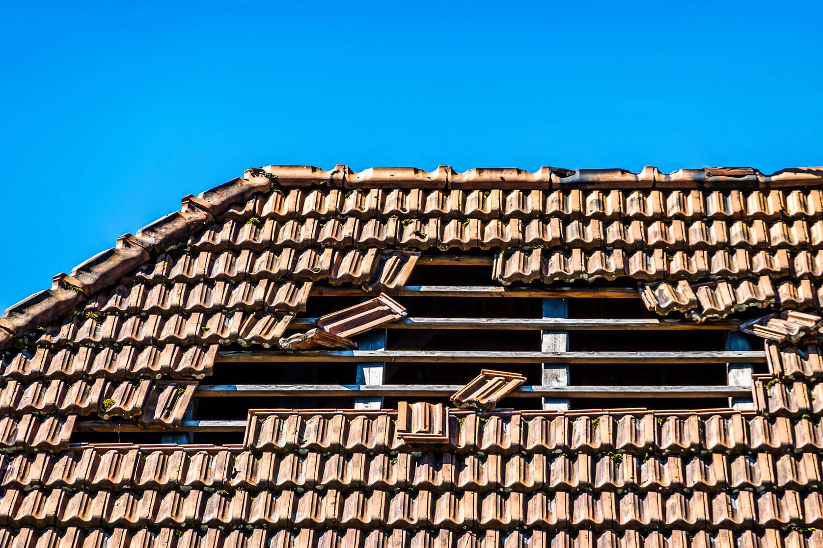 Dach Sanierung - Schaden bei Dacheindeckung